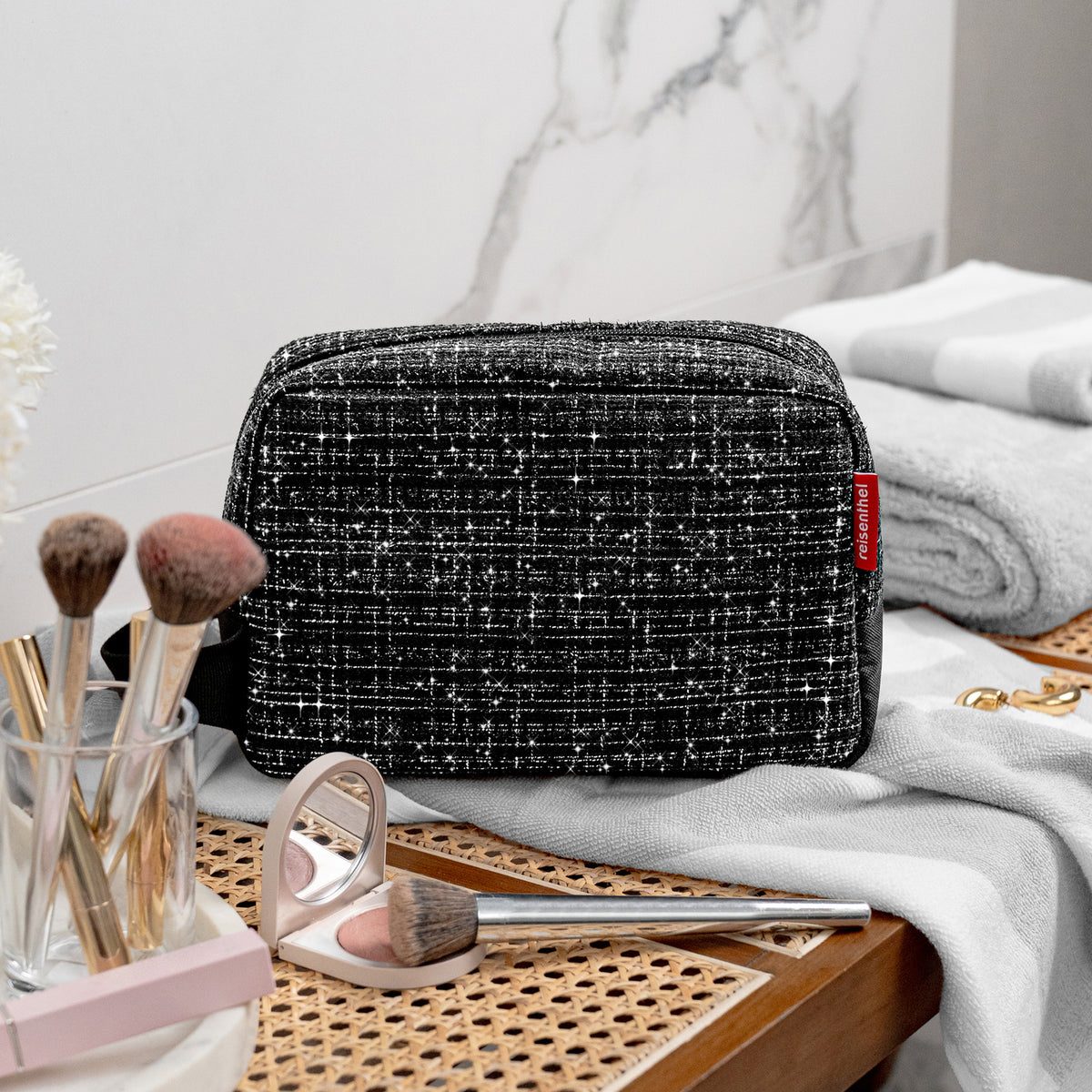 Reisenthel Cosmeticpouch M Boucle Black – lifestyle fotografie