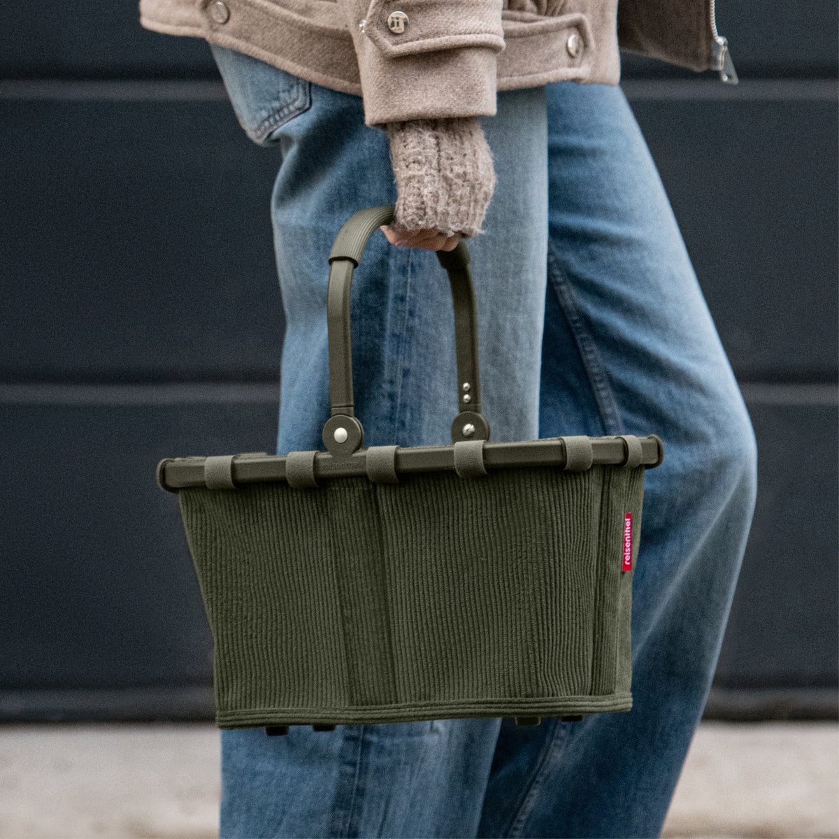 Reisenthel Carrybag XS Cord dark matcha – lifestyle fotografie