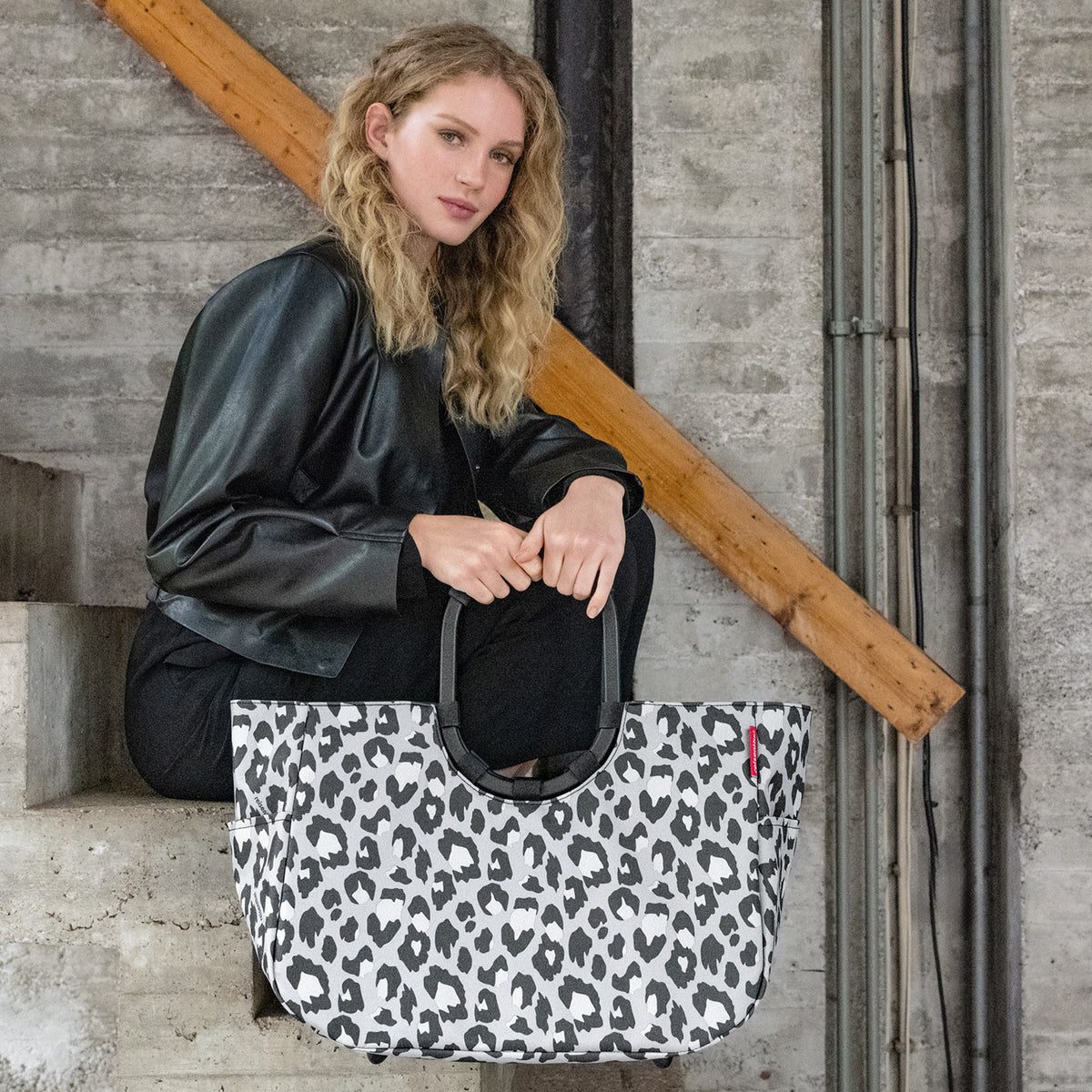 Reisenthel Loopshopper L Frame Leo nero – lifestyle fotografie