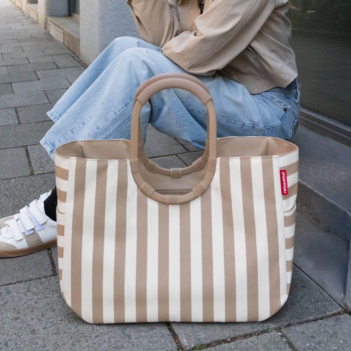 Reisenthel Loopshopper L Summerstripes coffee – lifestyle fotografie