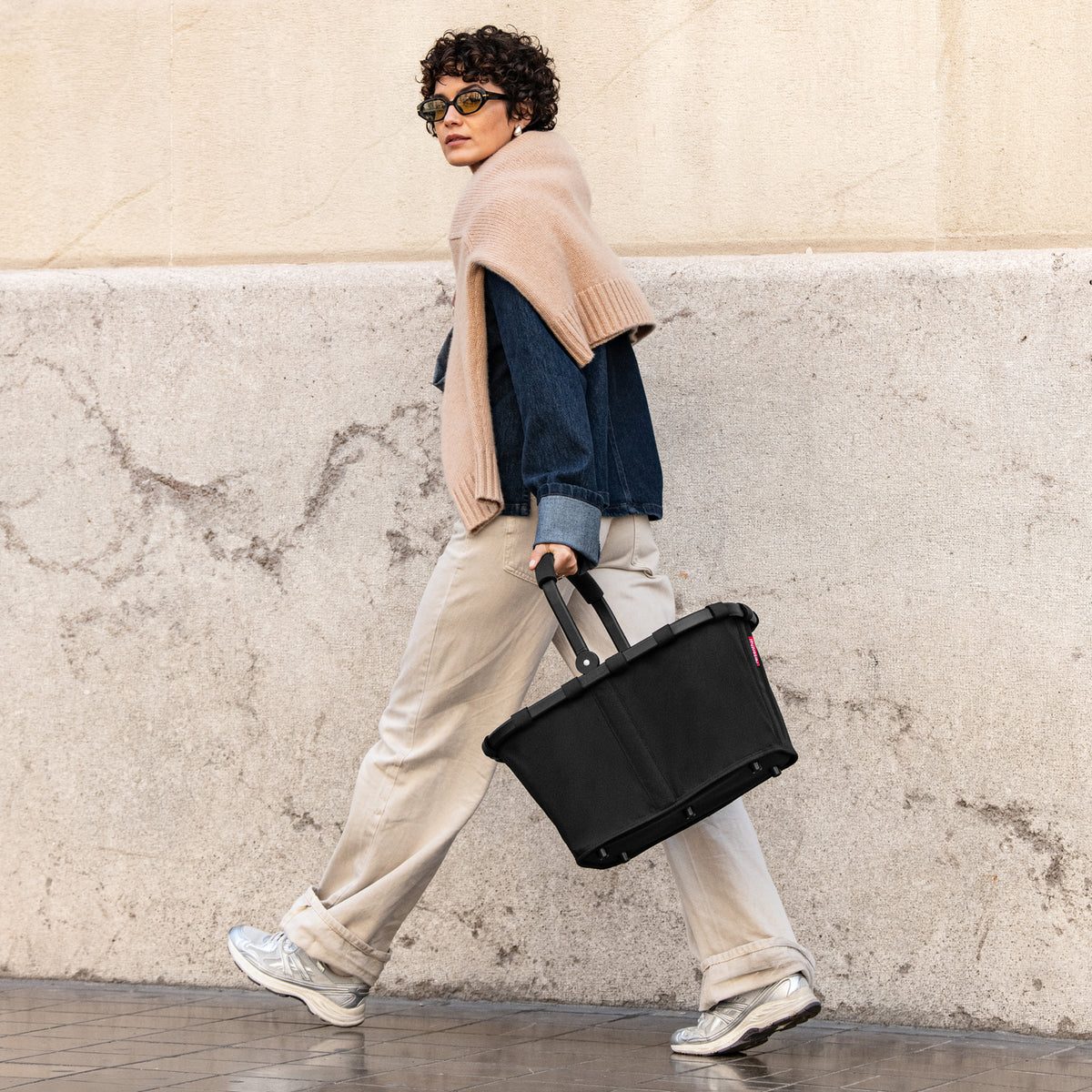 Reisenthel CarryBag Frame Black/Black – lifestyle fotografie