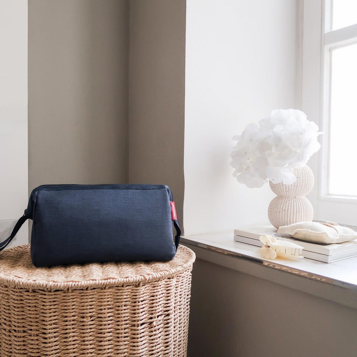 Reisenthel Travelcosmetic Twist navy – lifestyle fotografie