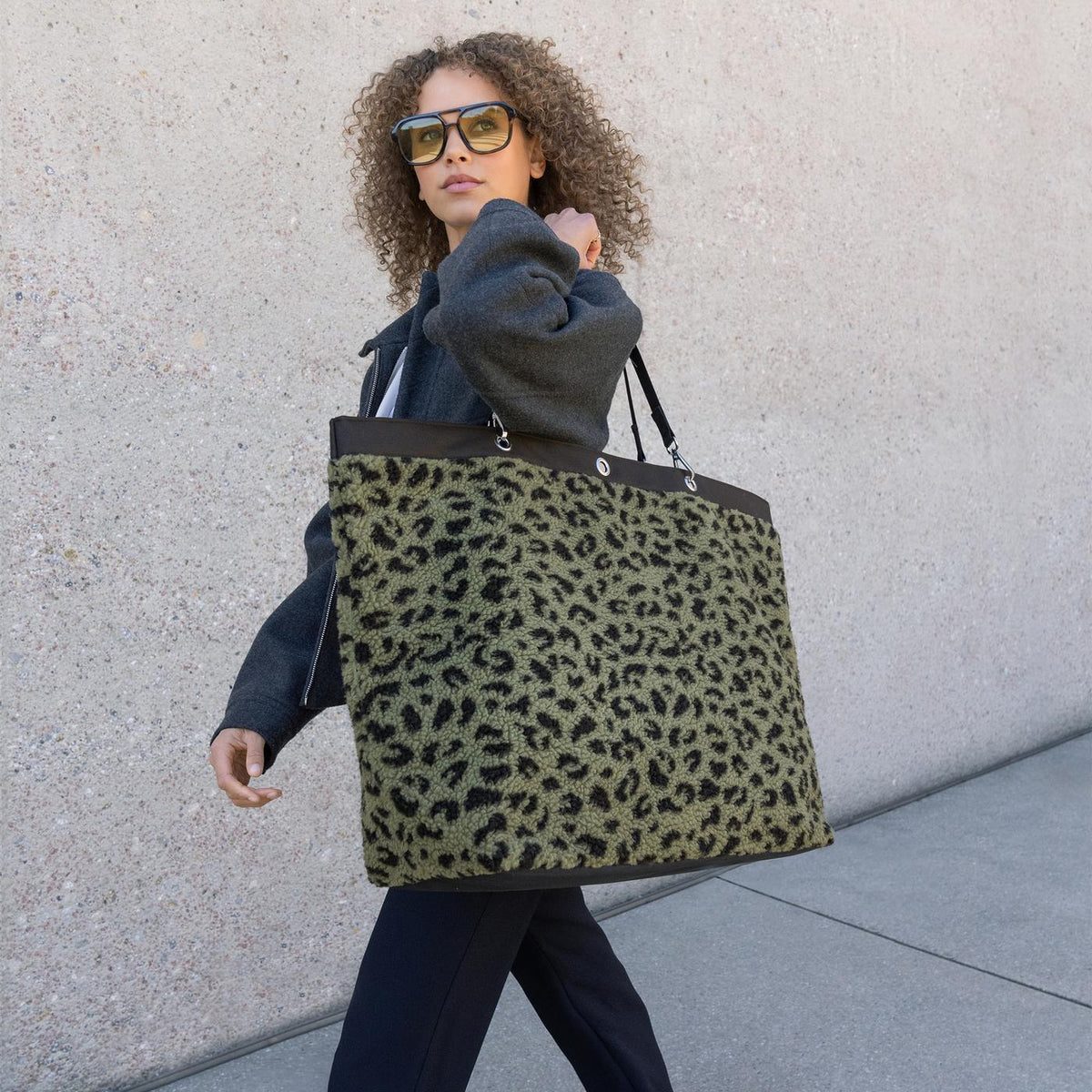 Reisenthel Shopper XL Teddy leo olive – lifestyle fotografie