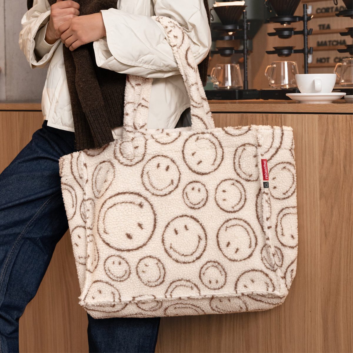 Reisenthel Softshopper Smiley Teddy Chocolate – lifestyle fotografie