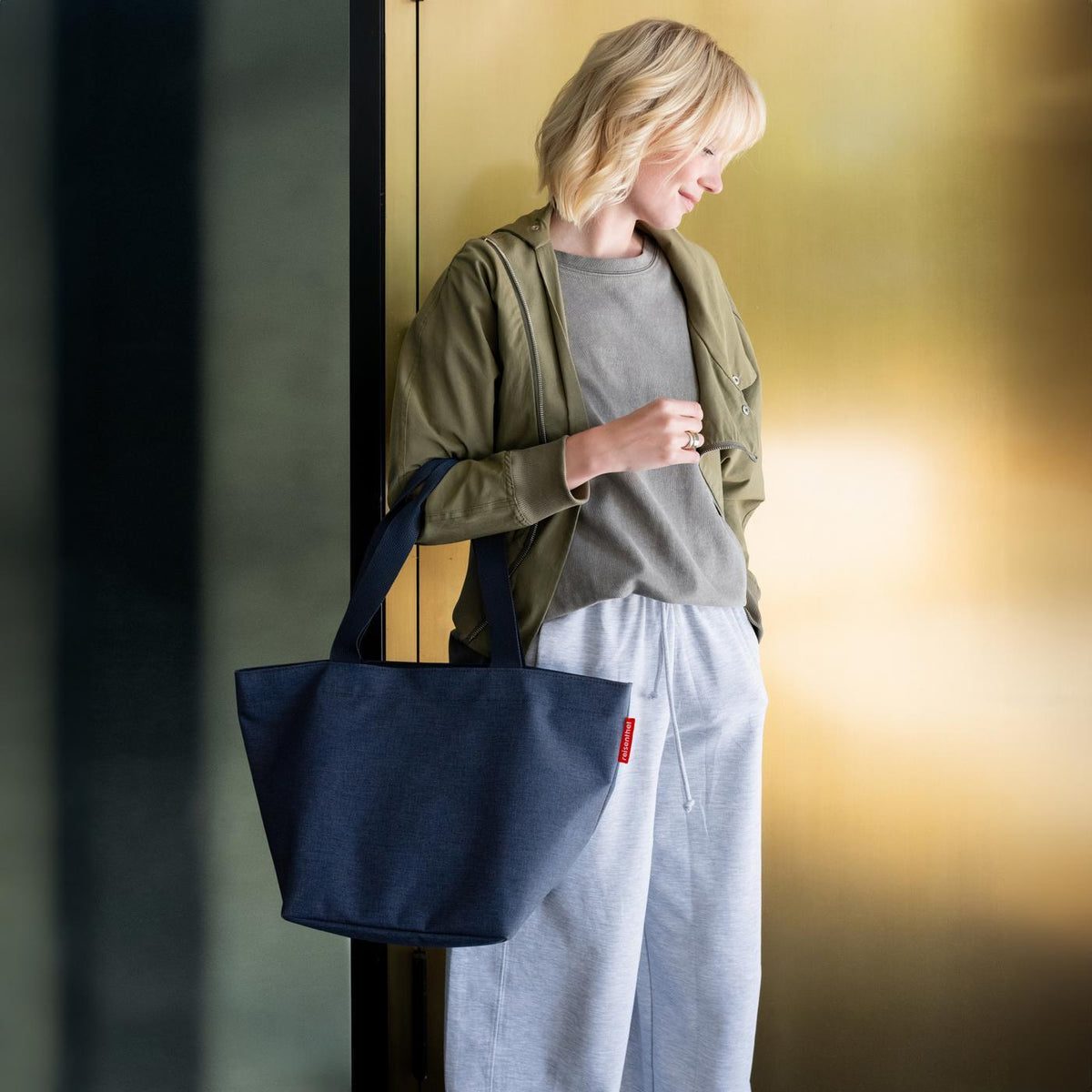 Reisenthel Shopper M Twist navy – lifestyle fotografie