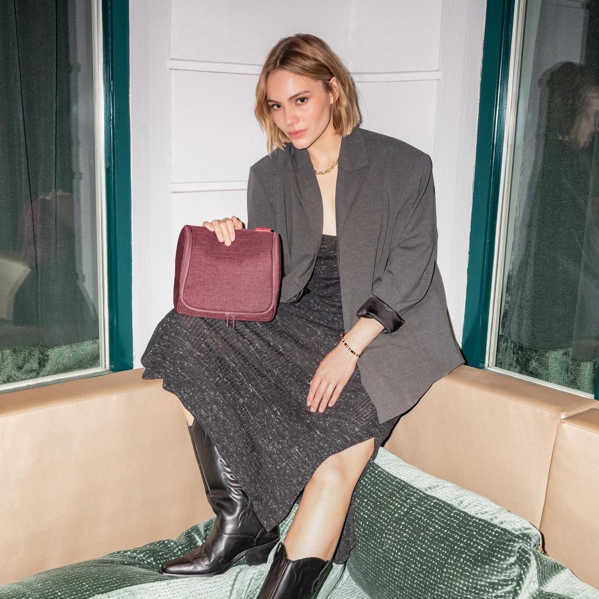 Reisenthel Toiletbag Twist maroon – lifestyle fotografie