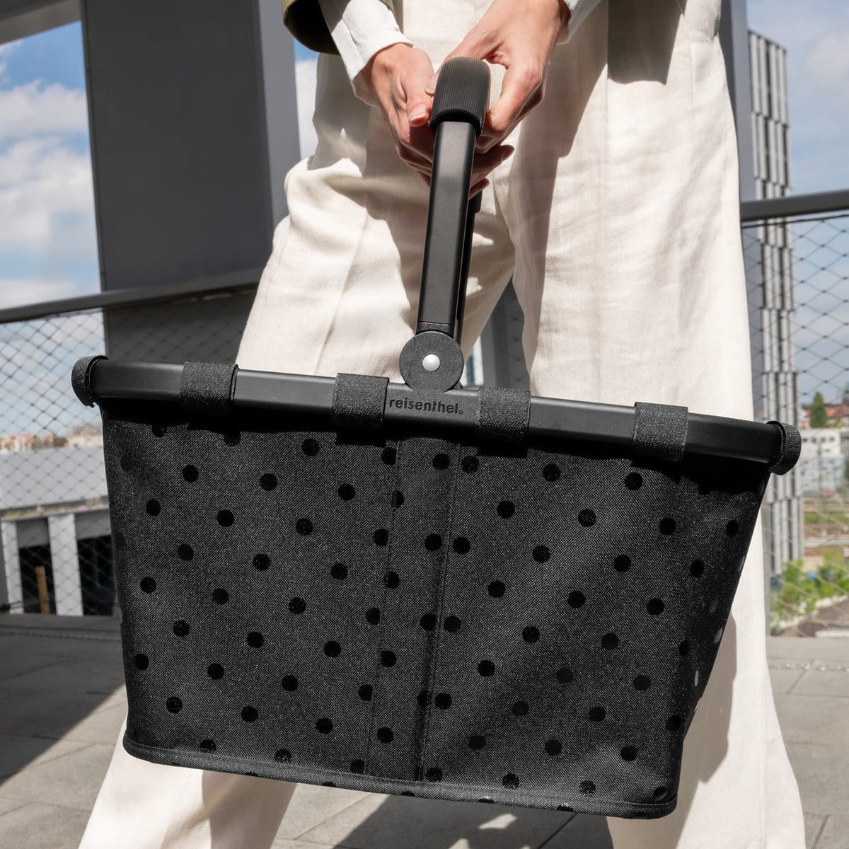 Reisenthel Carrybag Frame Glossy dots black – lifestyle fotografie