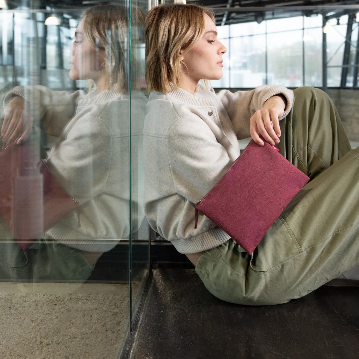 Reisenthel Case 1 Twist maroon – lifestyle fotografie