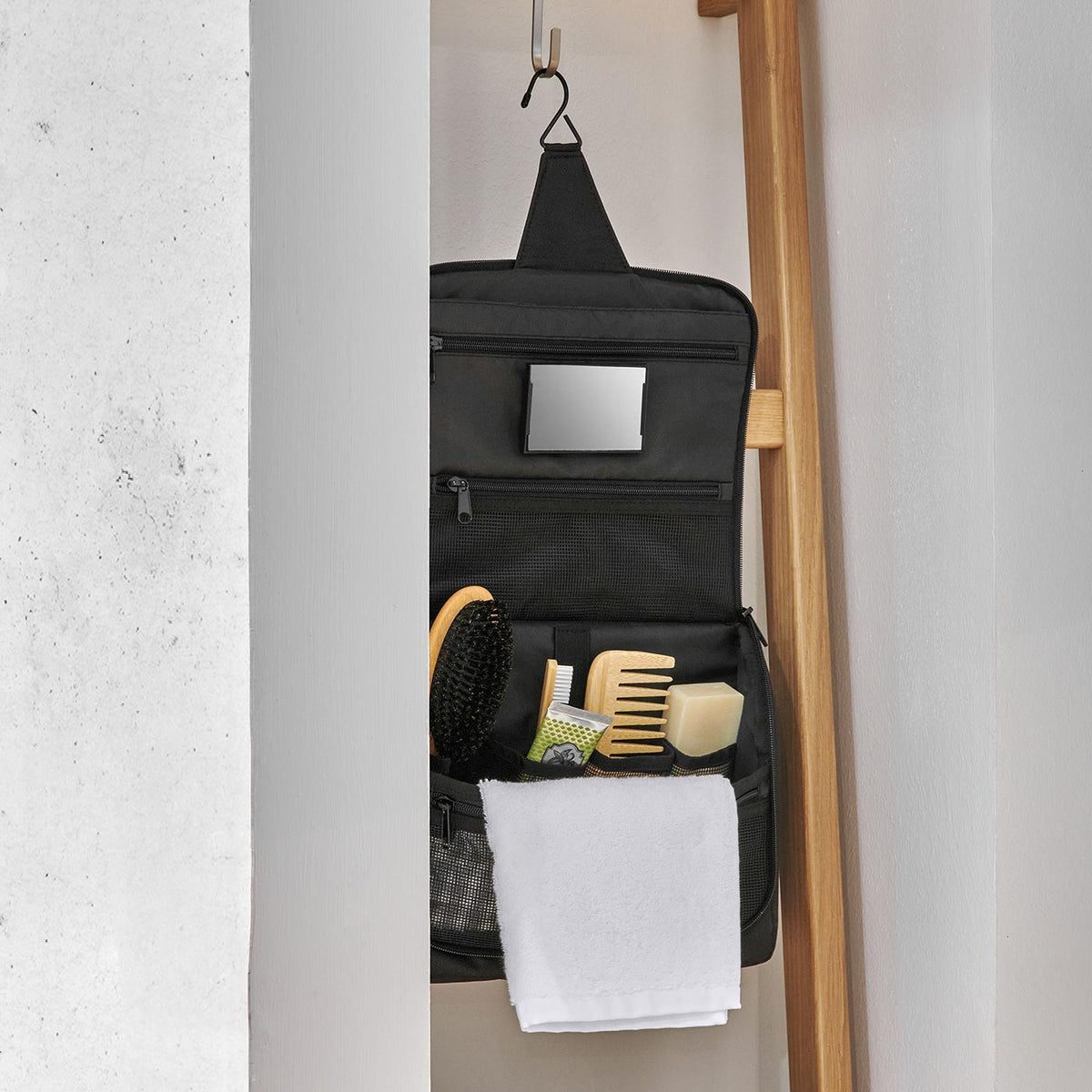 Reisenthel ToiletBag XL Black – lifestyle fotografie
