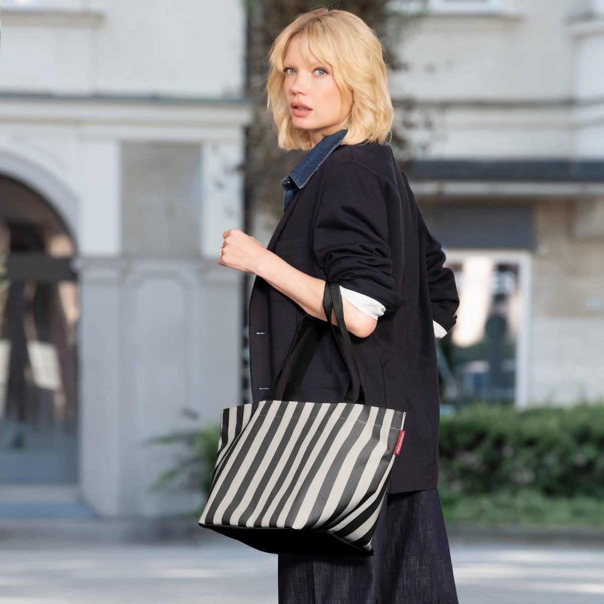 Reisenthel Shopper M Summerstripes Black – lifestyle fotografie