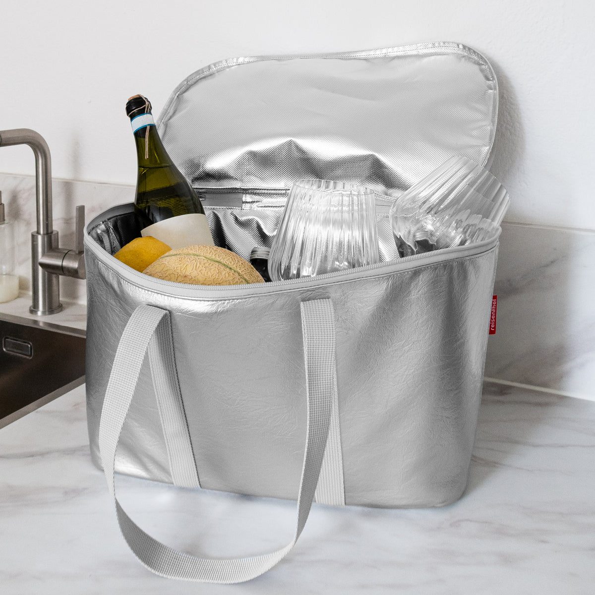 Reisenthel Coolerbag Silver crackle – lifestyle fotografie