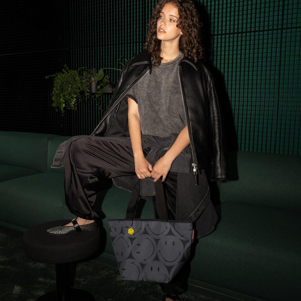 Reisenthel Shopper M Smiley grey – lifestyle fotografie