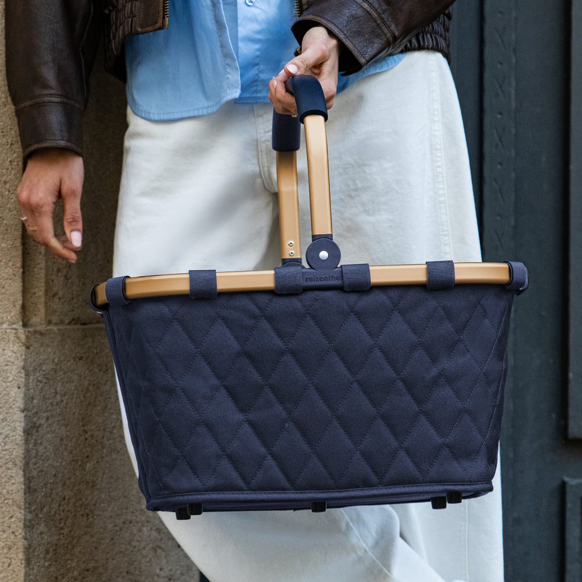 Reisenthel Carrybag Frame Rhombus Midnight Gold – lifestyle fotografie