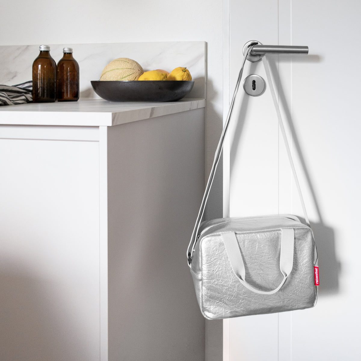 Reisenthel Coolerbag To-Go Silver crackle – lifestyle fotografie
