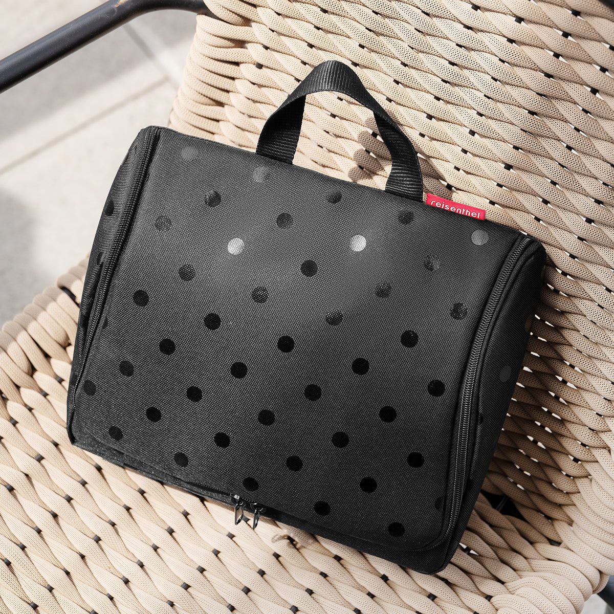 Reisenthel Toiletbag Glossy dots black – lifestyle fotografie