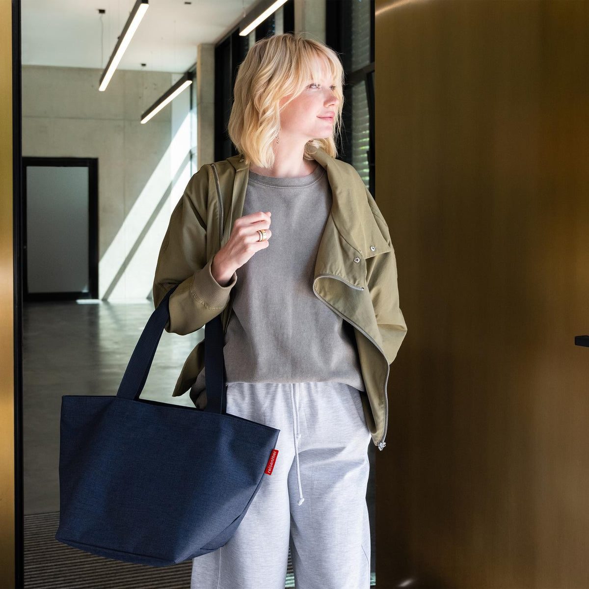 Reisenthel Shopper M Twist navy – lifestyle fotografie