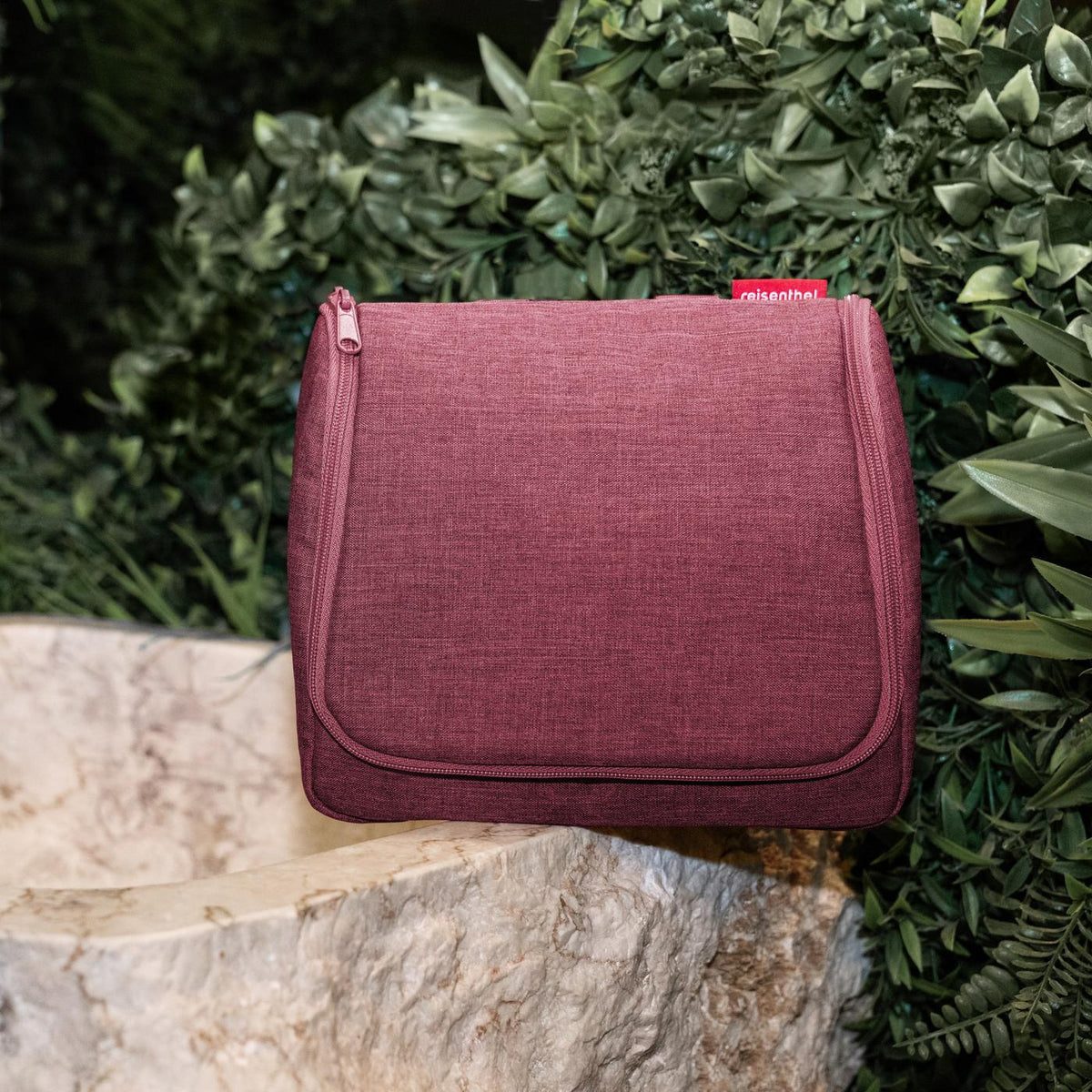 Reisenthel Toiletbag Twist maroon – lifestyle fotografie