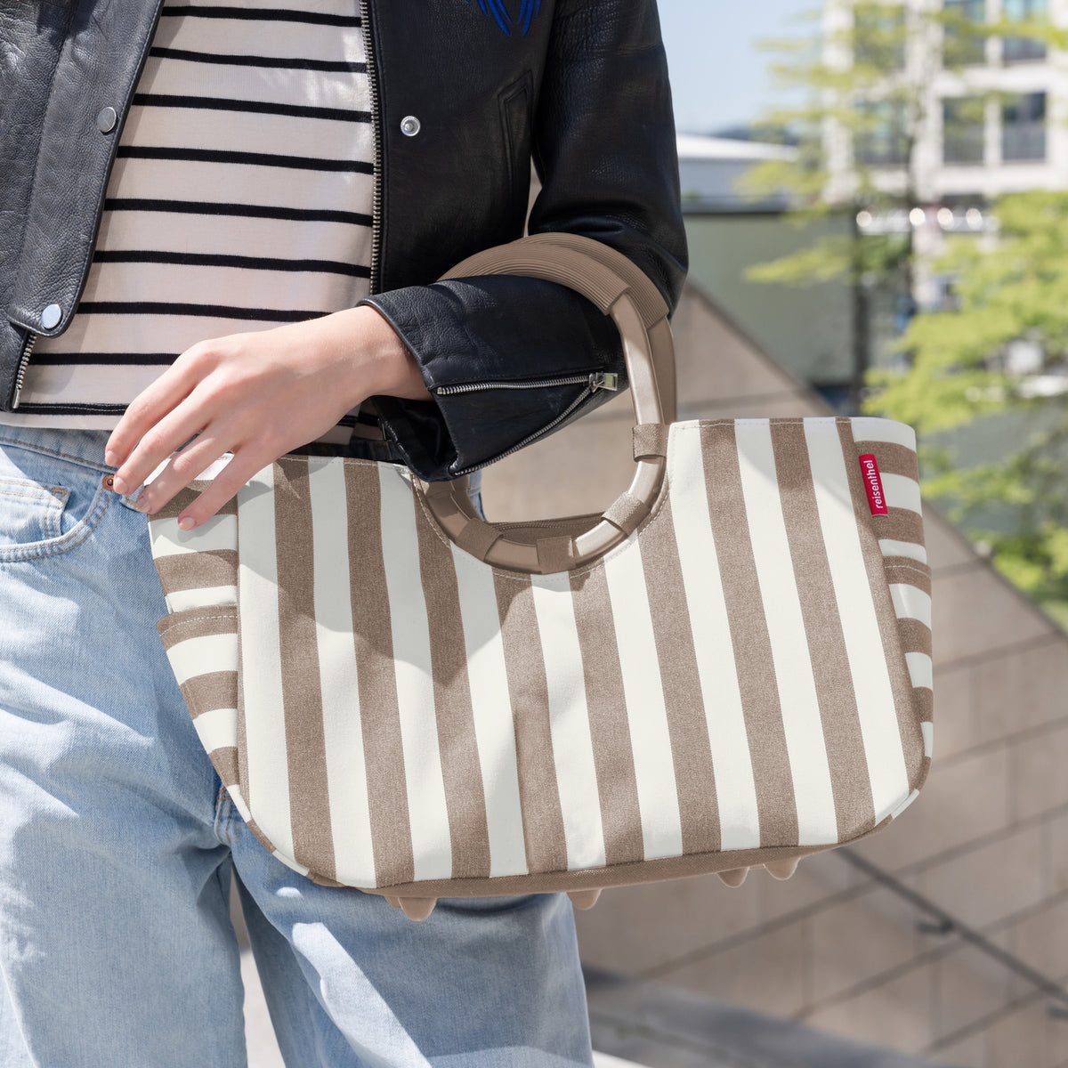 Reisenthel Loopshopper M Summerstripes coffee – lifestyle fotografie