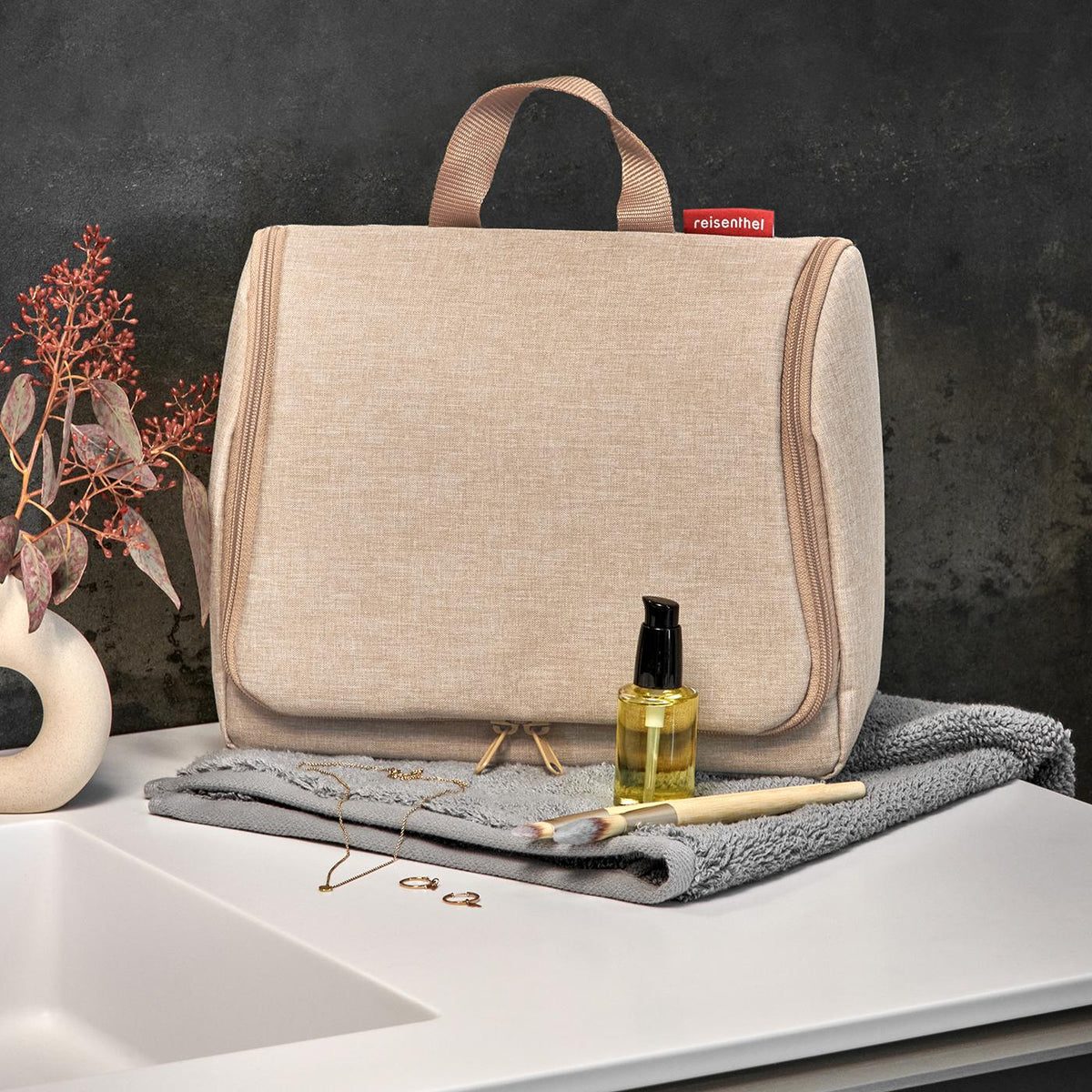 Reisenthel Toiletbag XL Twist Coffee – lifestyle fotografie
