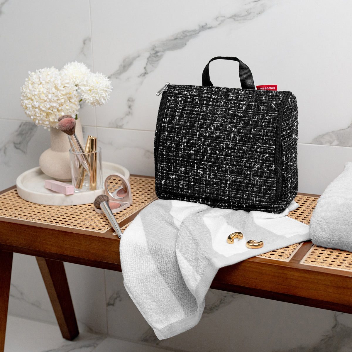 Reisenthel Toiletbag XL Boucle Black – lifestyle fotografie