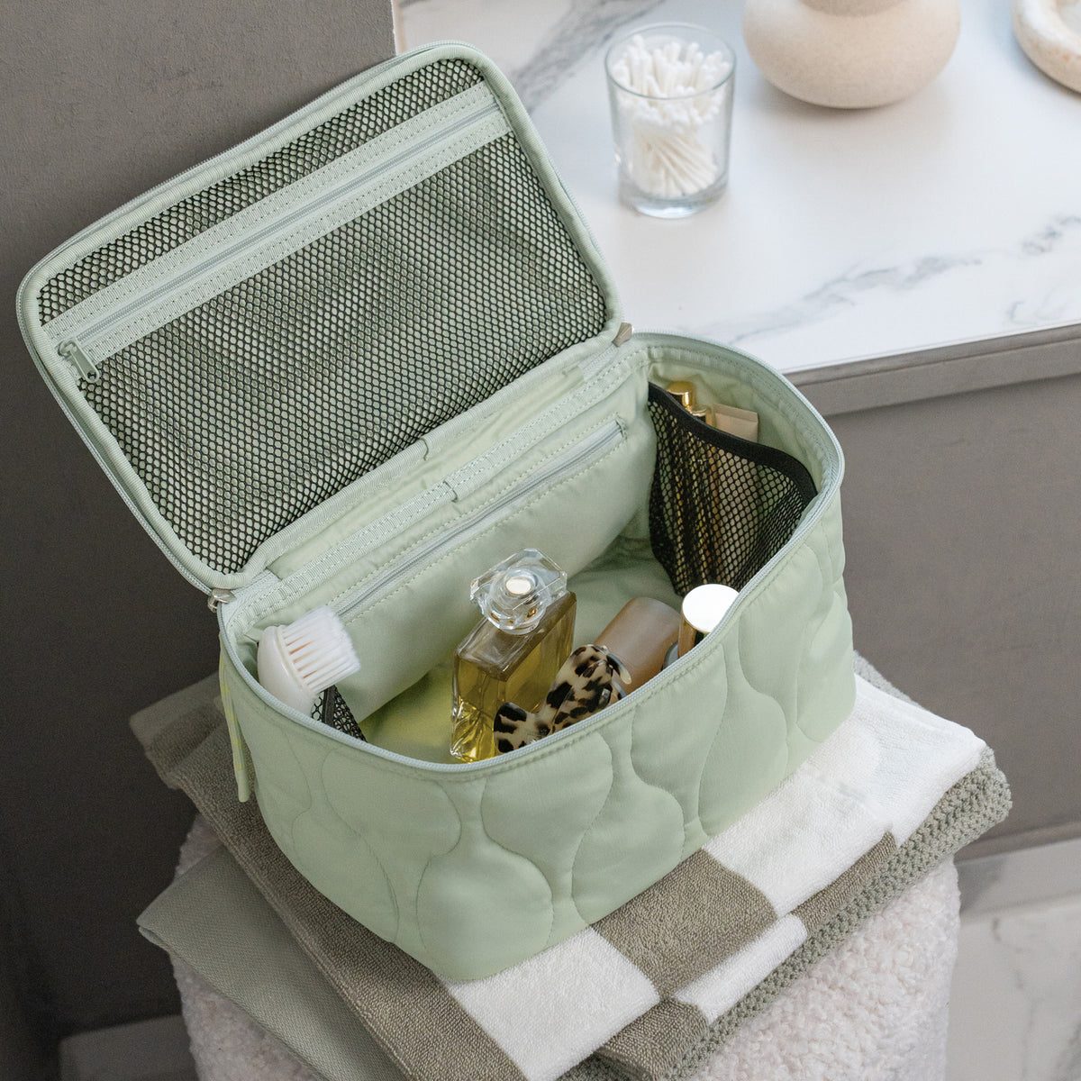 Reisenthel Cosmetic Case Puffer Iced Matcha – lifestyle fotografie