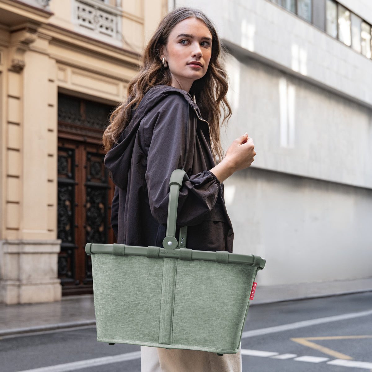 Reisenthel Carrybag Frame Twist Sage – lifestyle fotografie