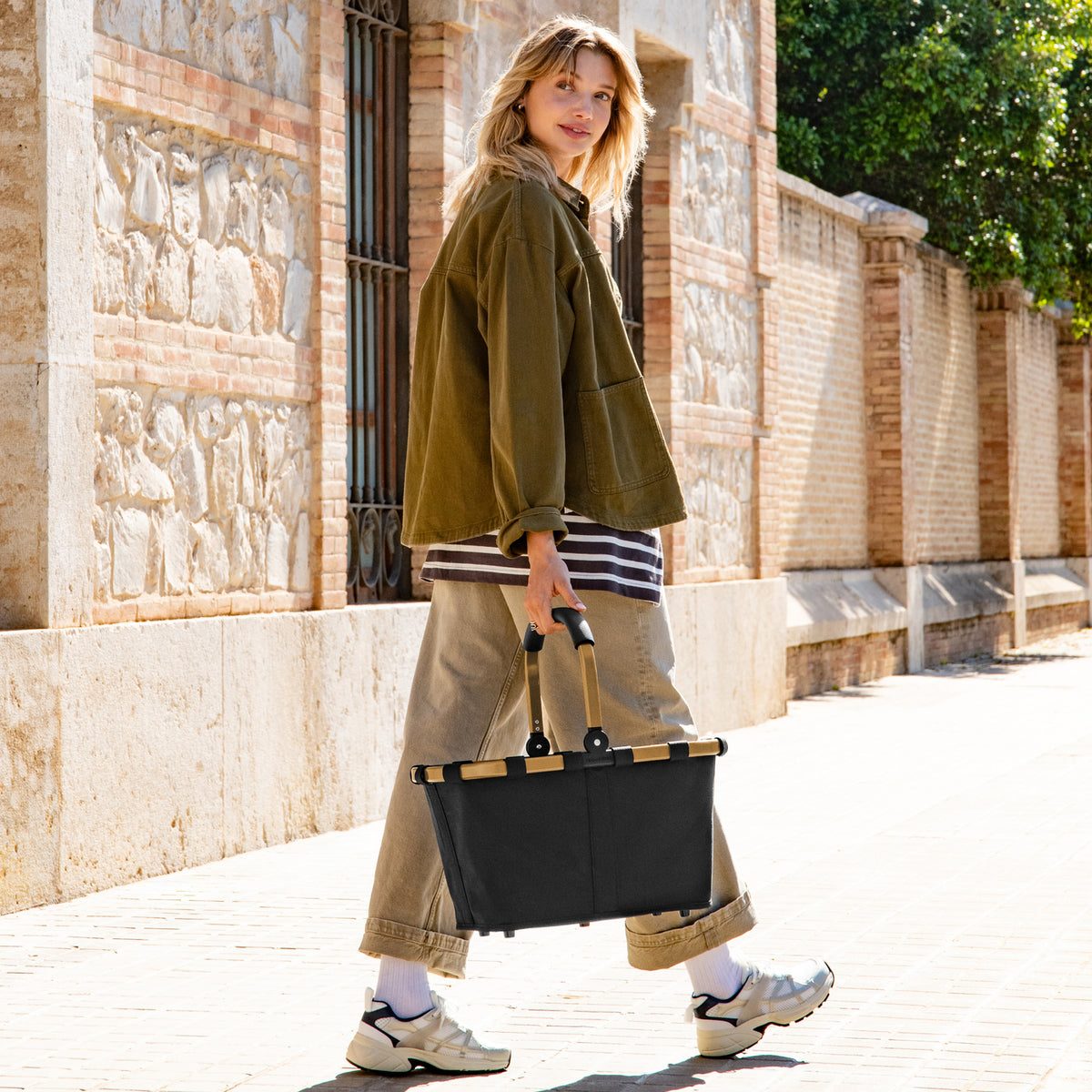 Reisenthel CarryBag Frame gold/black – lifestyle fotografie