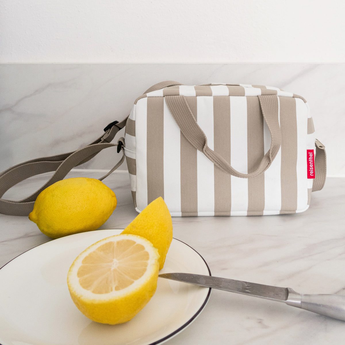 Reisenthel Coolerbag To-Go Raffia black – lifestyle fotografie