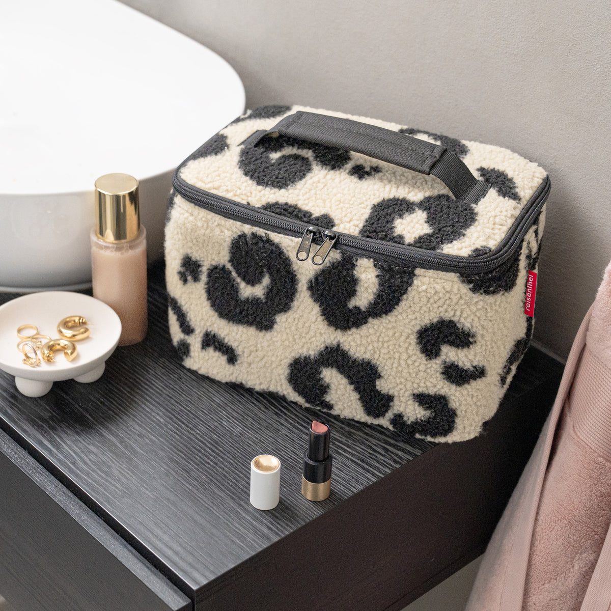Reisenthel Cosmetic Case Teddy Leo Cream – lifestyle fotografie