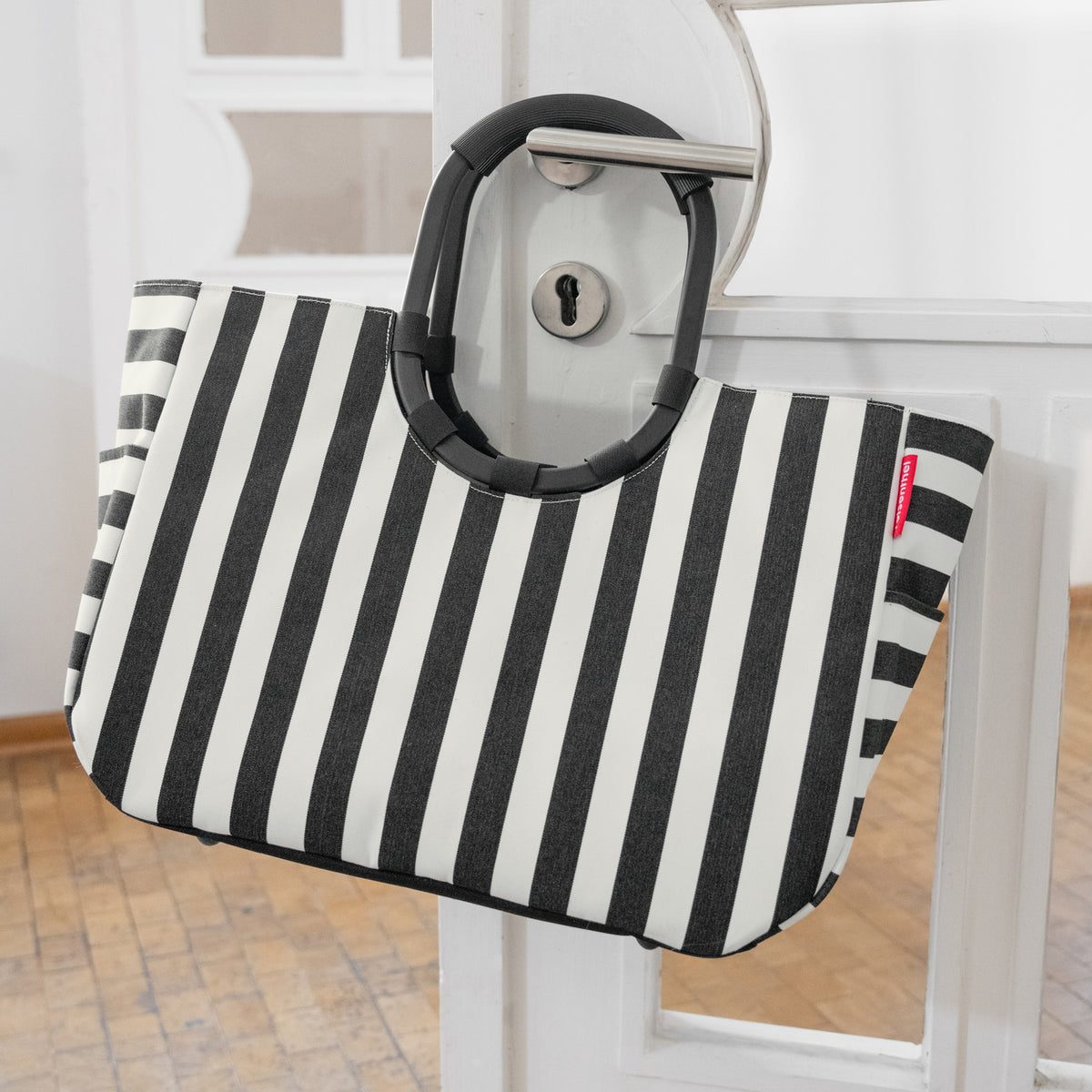 Reisenthel Loopshopper L Summerstripes black – lifestyle fotografie