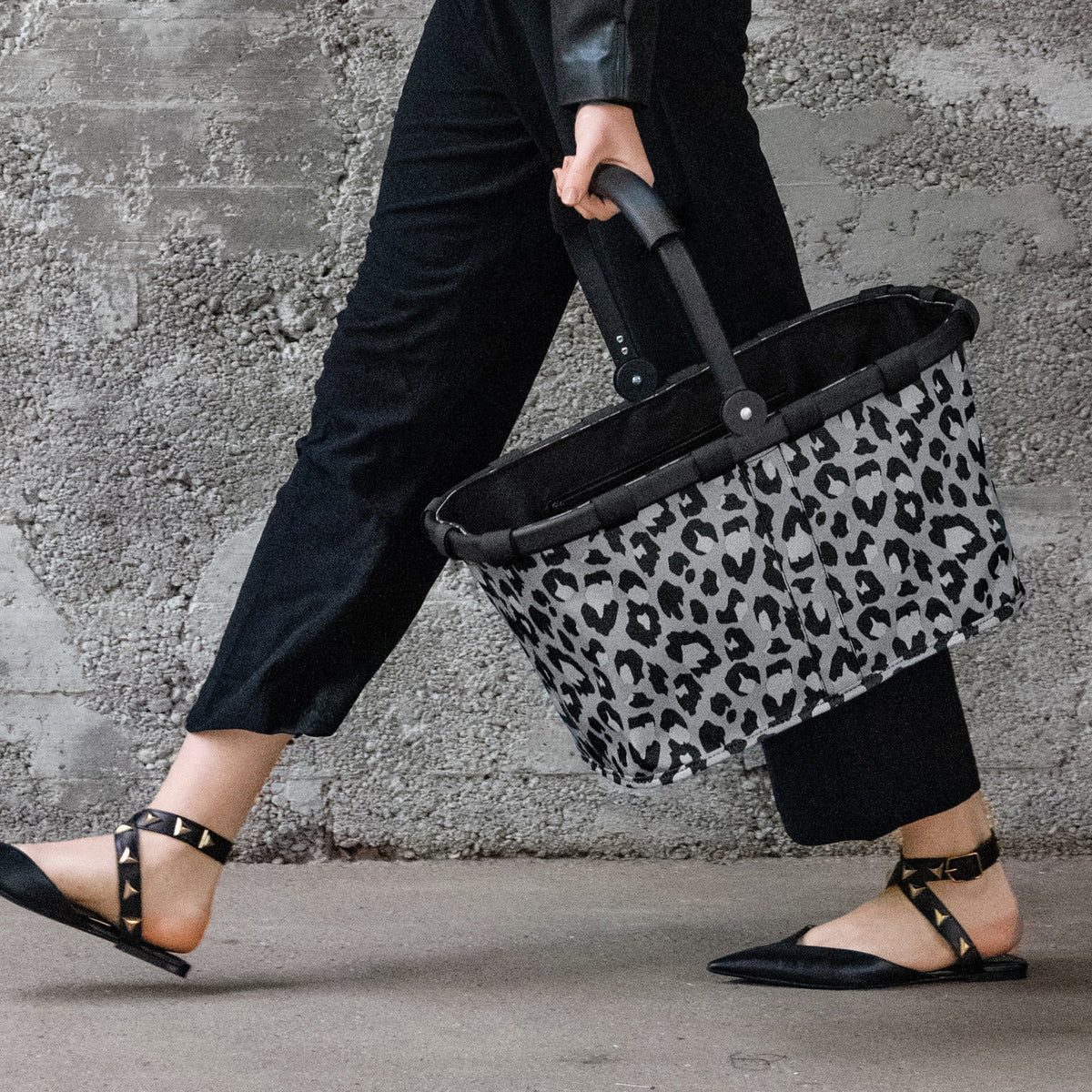 Reisenthel Carrybag Frame Leo nero – lifestyle fotografie