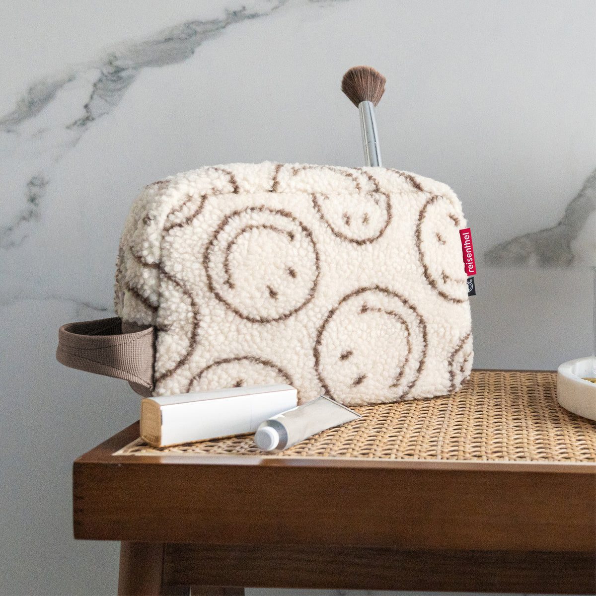 Reisenthel Cosmeticpouch M Smiley Teddy Chocolate – lifestyle fotografie