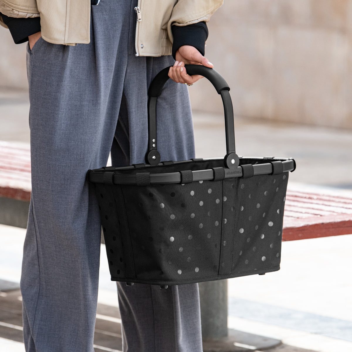 Reisenthel Carrybag Frame Glossy dots black – lifestyle fotografie