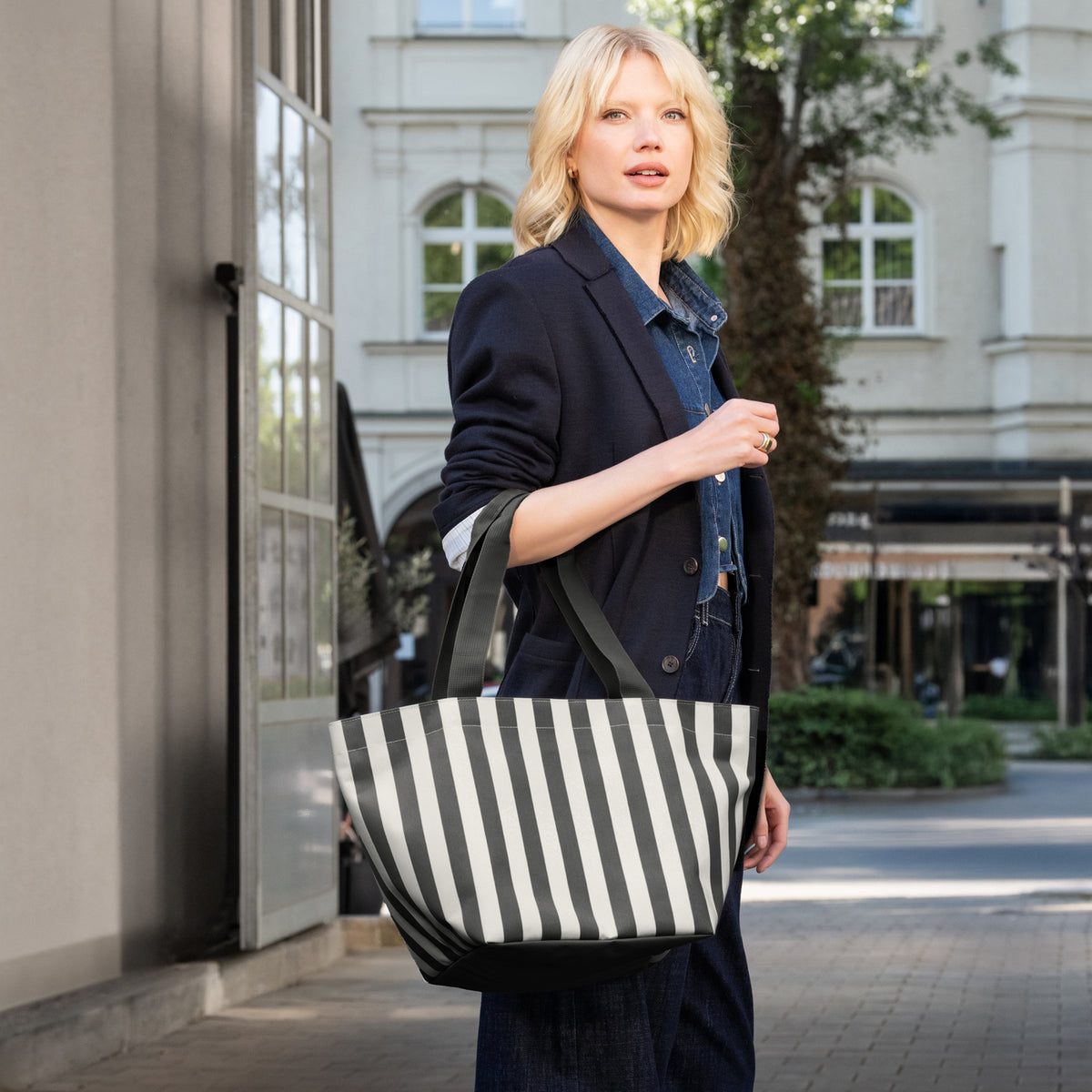 Reisenthel Shopper M Summerstripes Black – lifestyle fotografie