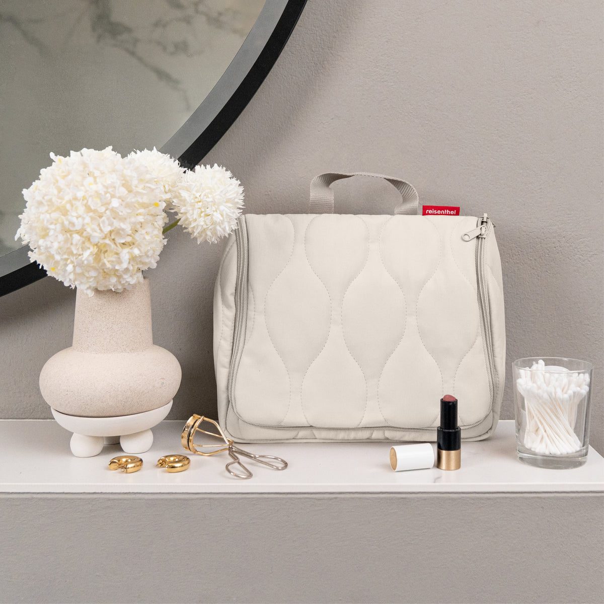 Reisenthel Toiletbag XL Puffer Stone – lifestyle fotografie