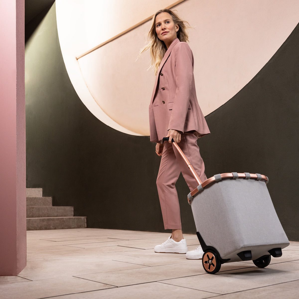 Reisenthel Carrycruiser Frame Twist Sky Rose – lifestyle fotografie