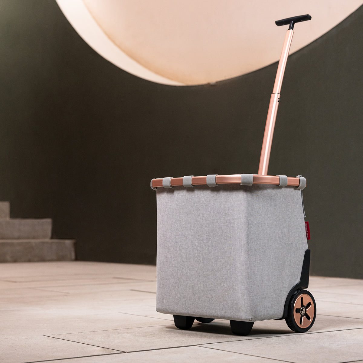 Reisenthel Carrycruiser Frame Twist Sky Rose – lifestyle fotografie