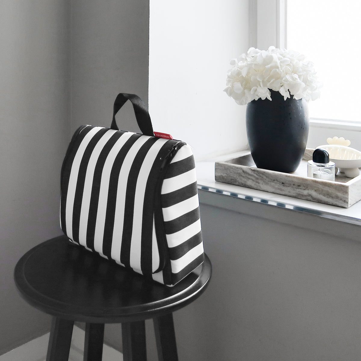 Reisenthel Toiletbag XL Summerstripes black – lifestyle fotografie