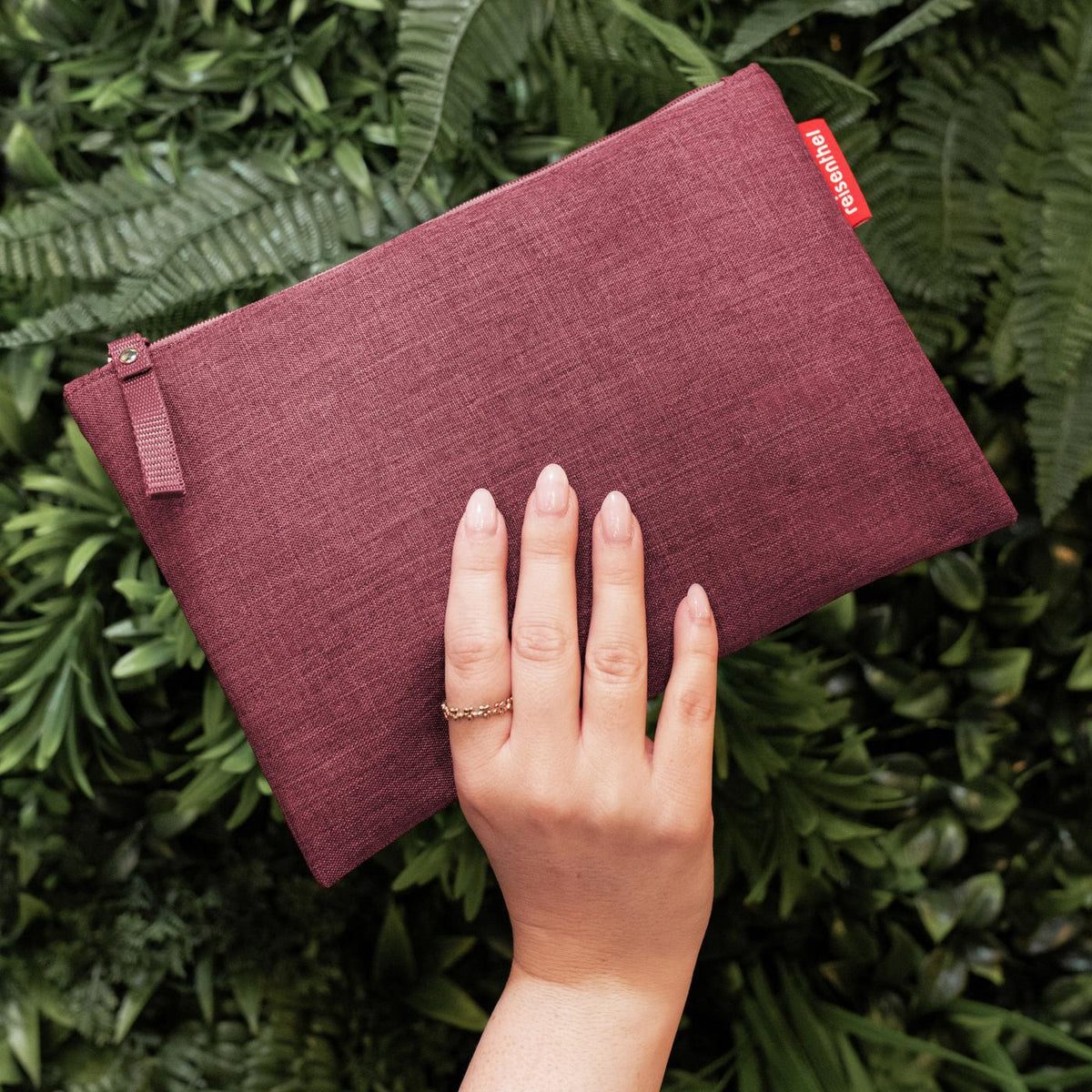 Reisenthel Case 1 Twist maroon – lifestyle fotografie