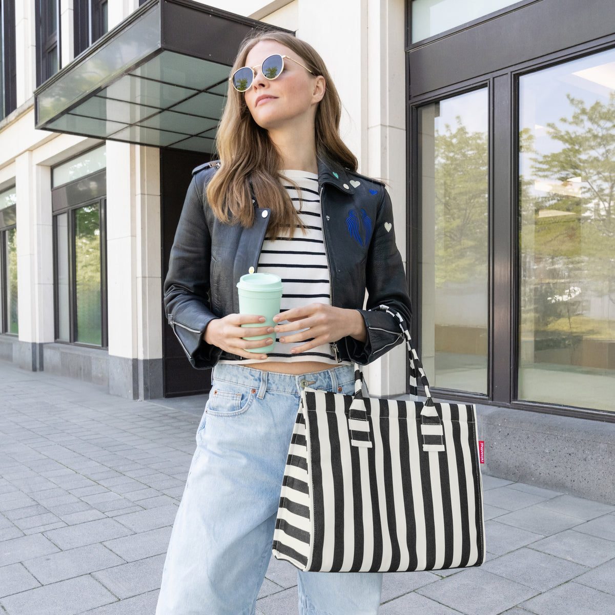 Reisenthel Daily Shopper Summerstripes Black – lifestyle fotografie