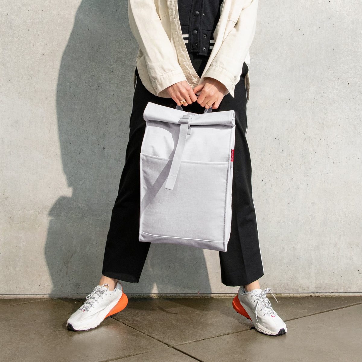 Reisenthel Urban Rolltop Twist Sky Rose – lifestyle fotografie