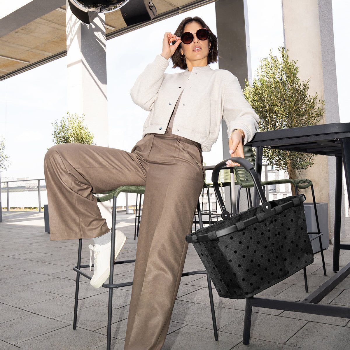 Reisenthel Carrybag Frame Glossy dots black – lifestyle fotografie