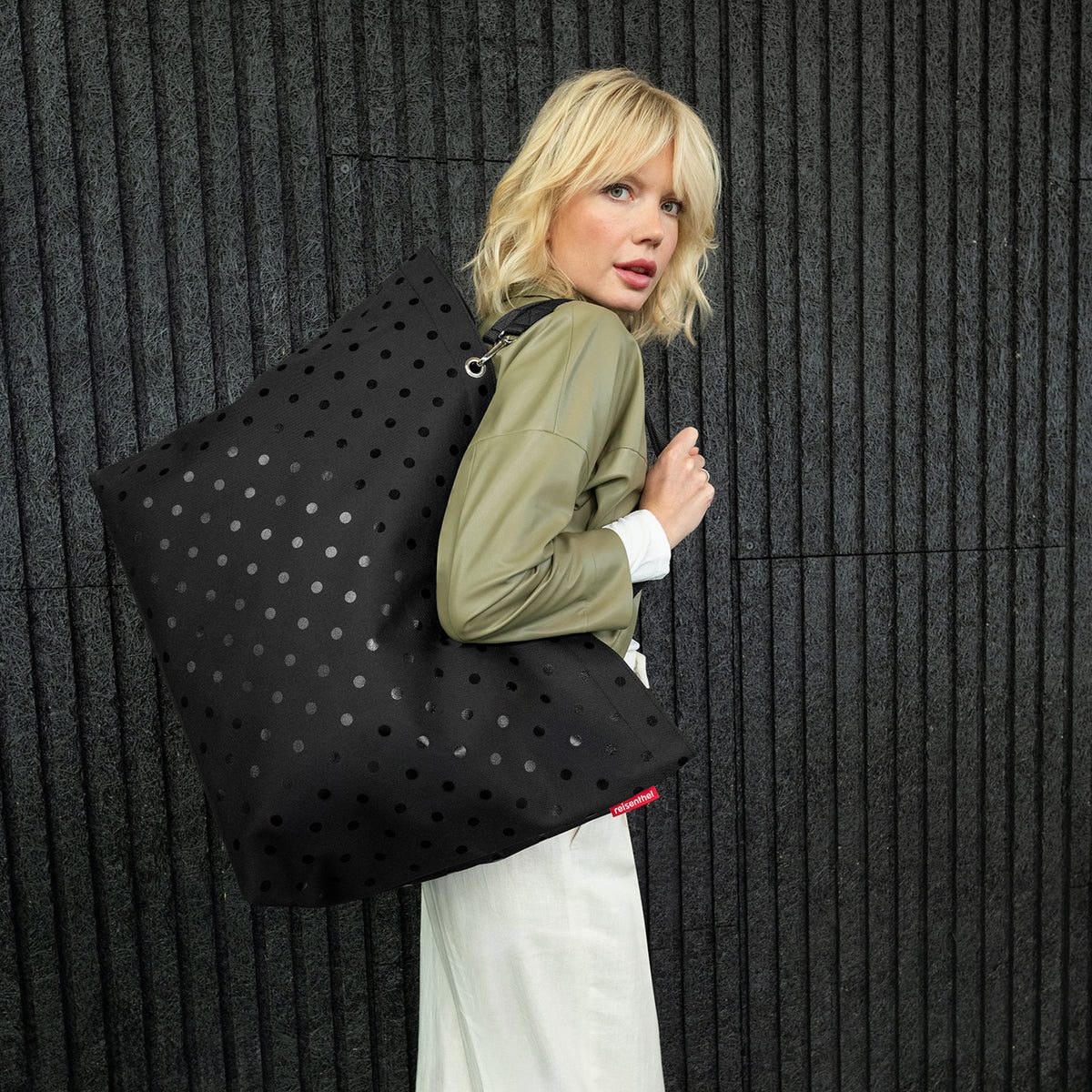 Reisenthel Shopper XL Glossy dots black – lifestyle fotografie