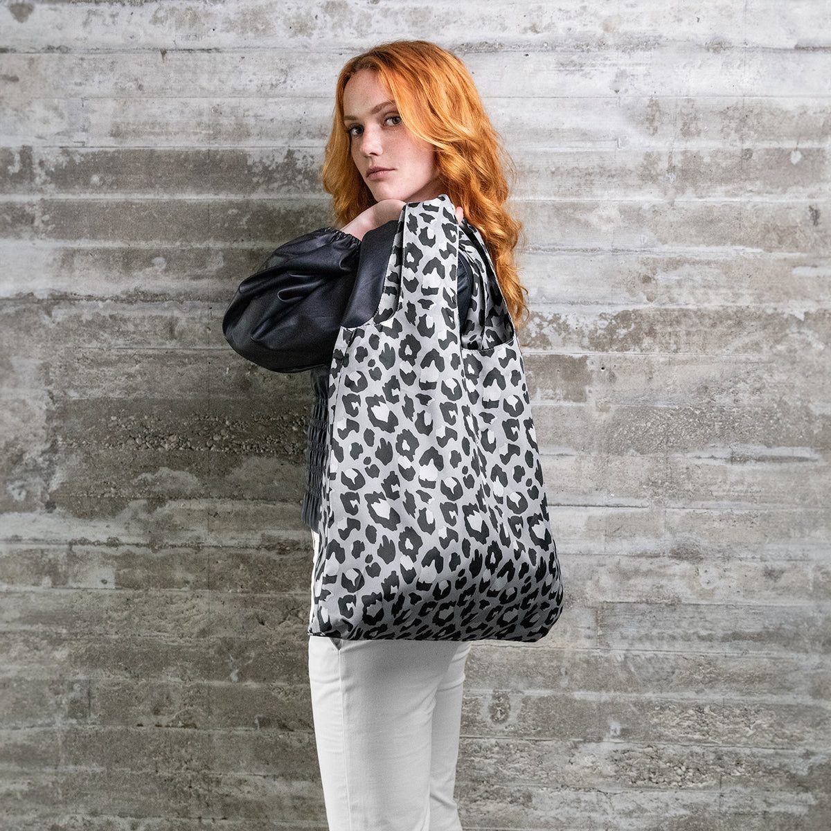 Reisenthel Mini Maxi Shopper Leo nero – lifestyle fotografie