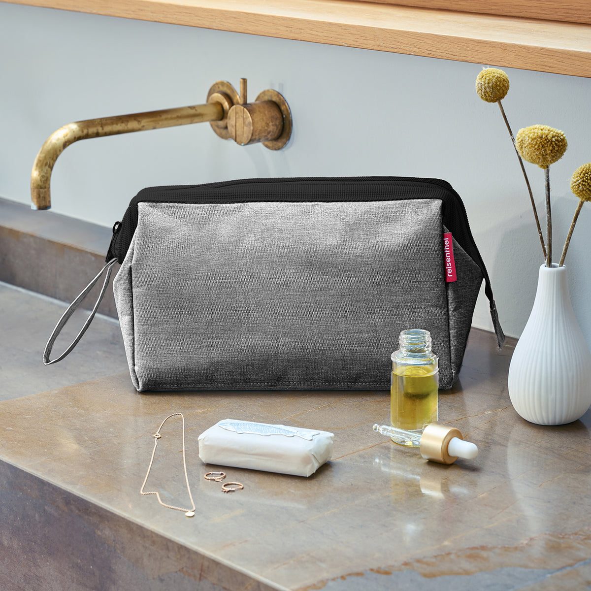Reisenthel Travelcosmetic Twist Silver – lifestyle fotografie