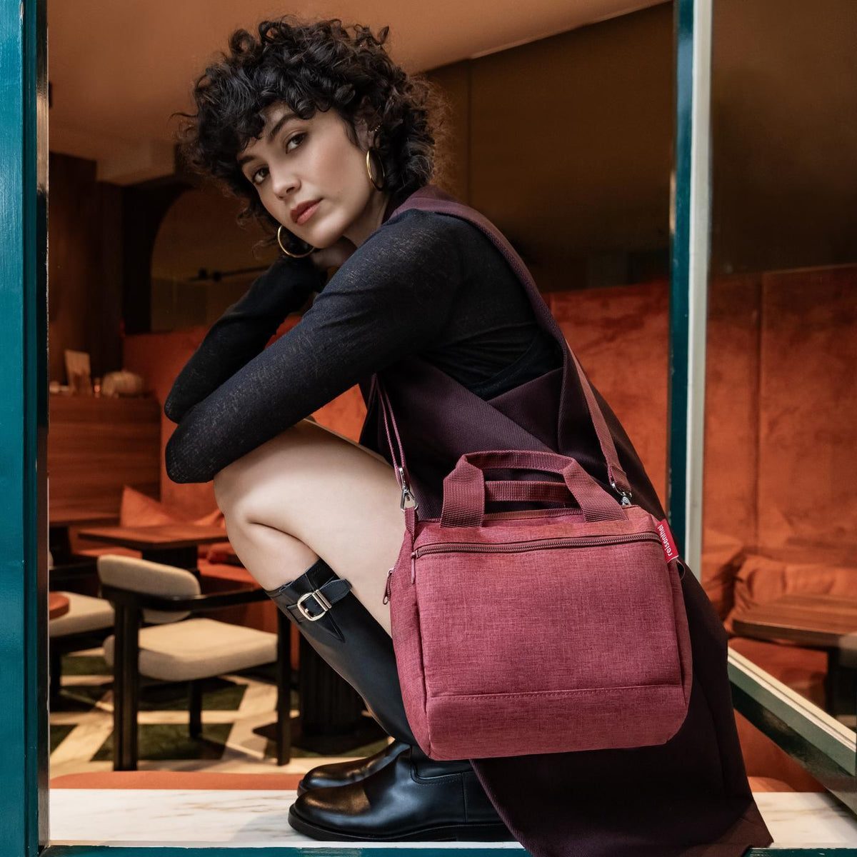 Reisenthel Allrounder Cross Twist maroon – lifestyle fotografie