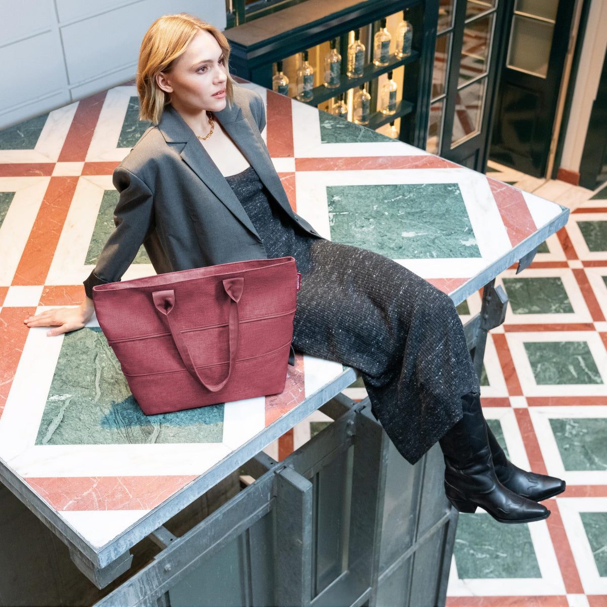 Reisenthel Shopper E1 Twist maroon – lifestyle fotografie