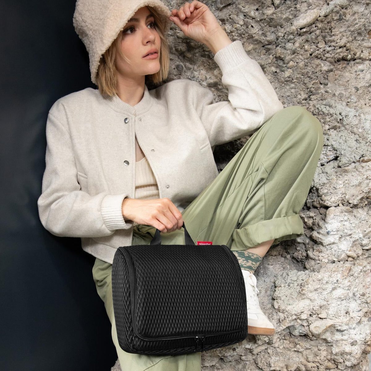 Reisenthel Toiletbag XL Mesh black – lifestyle fotografie
