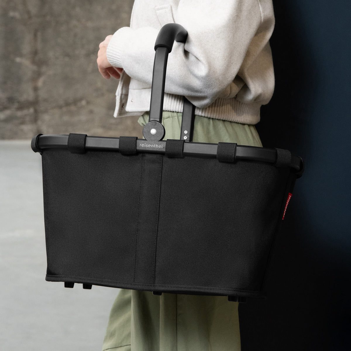 Reisenthel CarryBag Frame Black/Black – lifestyle fotografie