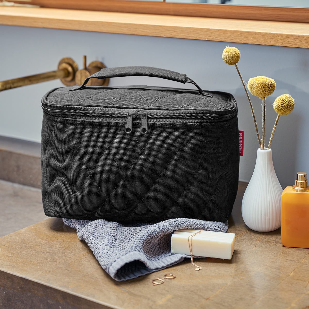 Reisenthel Cosmetic Case Rhombus Black – lifestyle fotografie